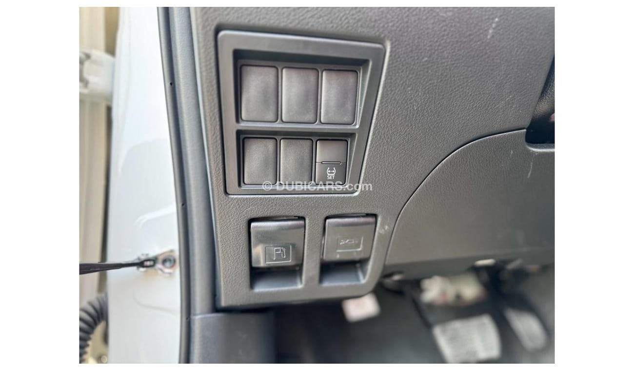 تويوتا هيلوكس DLX -DC 2.7 AT