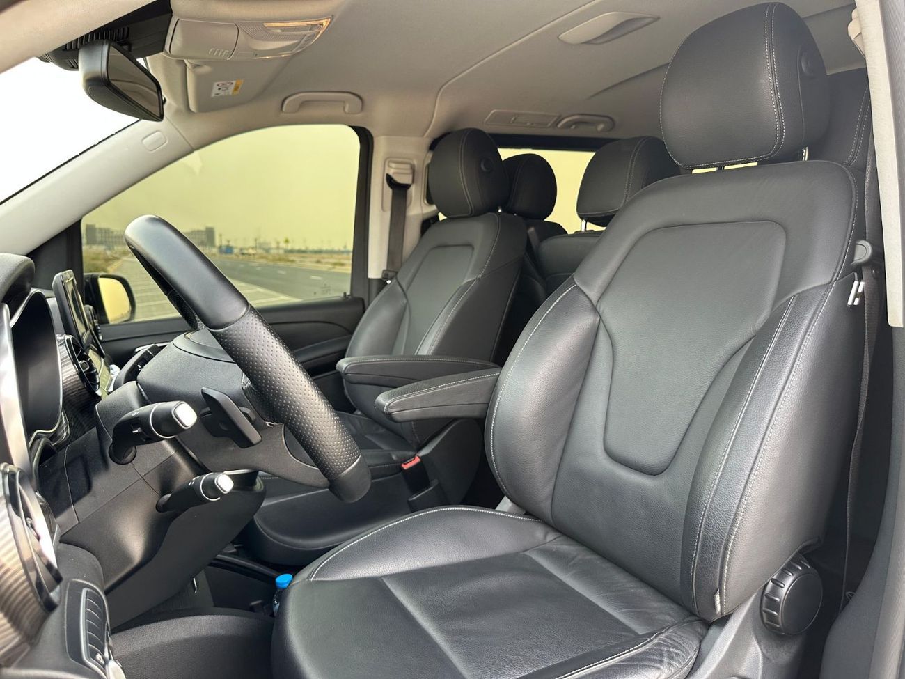 Mercedes-Benz V 250 Std 2.1L MERCEDES V-250 GCC 2024 ORGINAL PAINT // LOW MILEAGE // PERFECT CONDITION