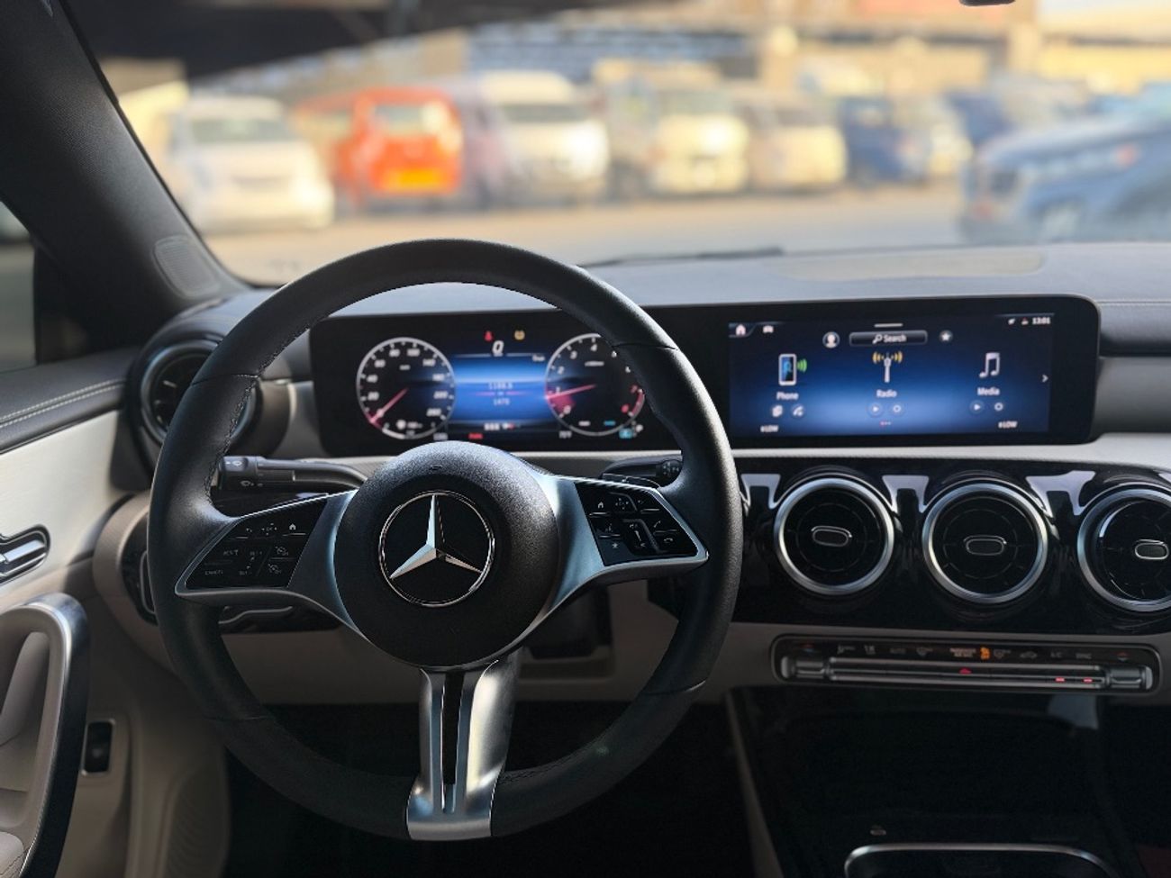 Mercedes-Benz CLA 250 للبيع Mercedes-Benz CLA 250 2025 فل أوبشن – صبغ وكالة الممشى: 1,000 كم فقط  فتحة سقف، جلد كهرباء، شا
