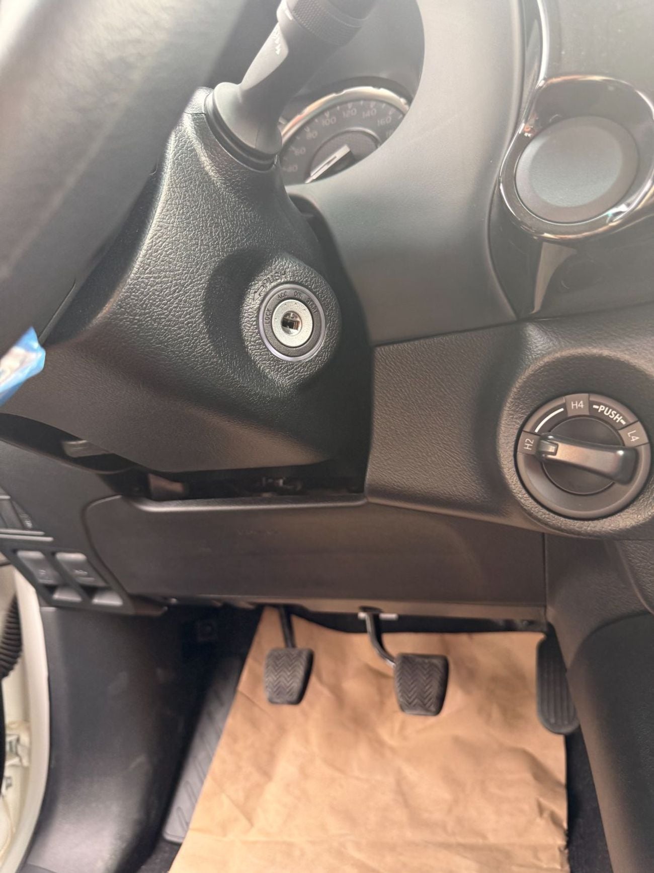 Toyota Hilux 2.7L - Super White Inside Red