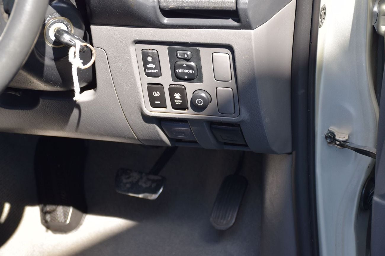 تويوتا هيلوكس DLX 4X4 Diesel 3.0L (Right Hand)