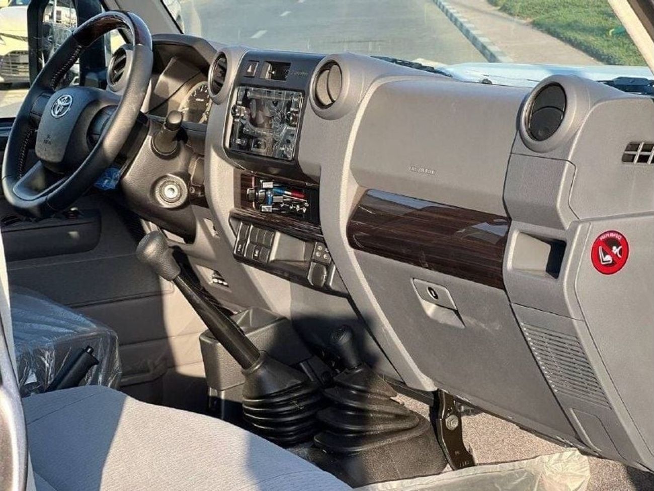 Toyota Land Cruiser 70 LC76 4.0L V6 PTR M/T //2024// STANDER OPTION WITH CRUISE CONTROL , POWER WINDOWS // SPECIAL OFFER //