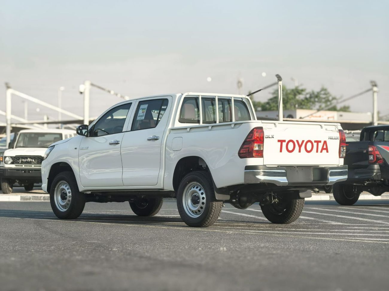 تويوتا هيلوكس DLX,2.4L,4X4,D/CAB,MANUAL WINDOW,MANUAL GEAR,2026MY ( EXPORT ONLY)