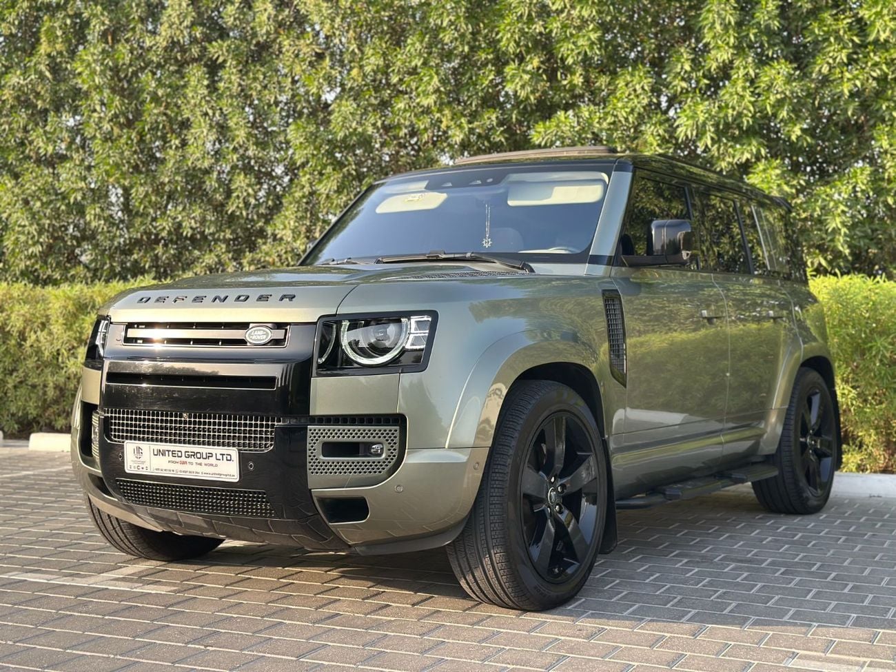 Land Rover Defender  ( Amazing Condition )