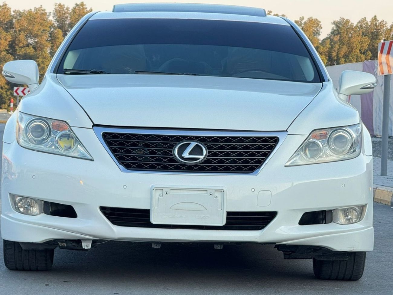 لكزس LS 460 L 4.6L In excellent condition and requires no expense