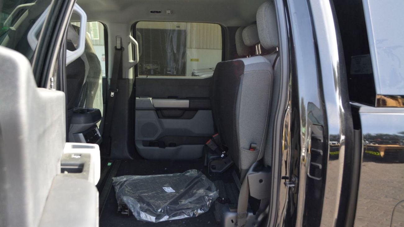 Ford F-350 A powerful heavy-duty 4x4 pickup powered by a 6.7L Power Stroke V8 Turbo Diesel engine, delivering e