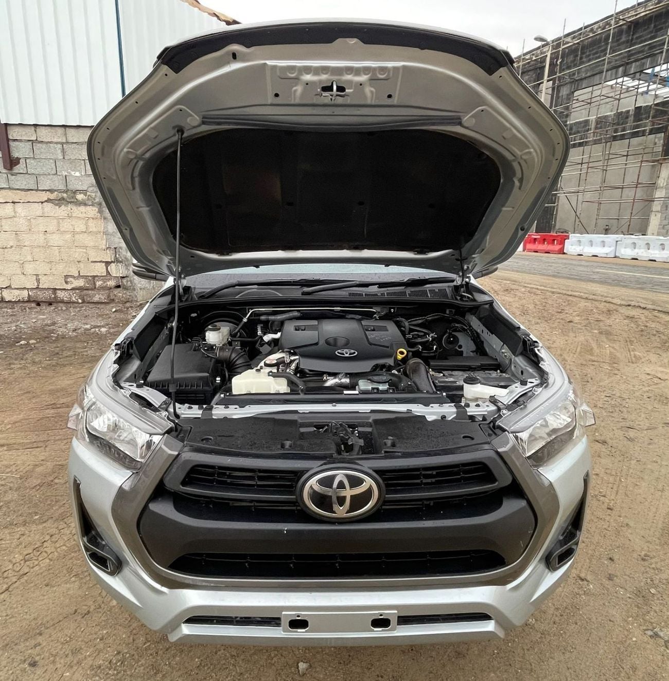 تويوتا هيلوكس GLX diesel engine ,2.8 liter ,manual gear ,year model 2024 ,right hand drive ,only for export availa