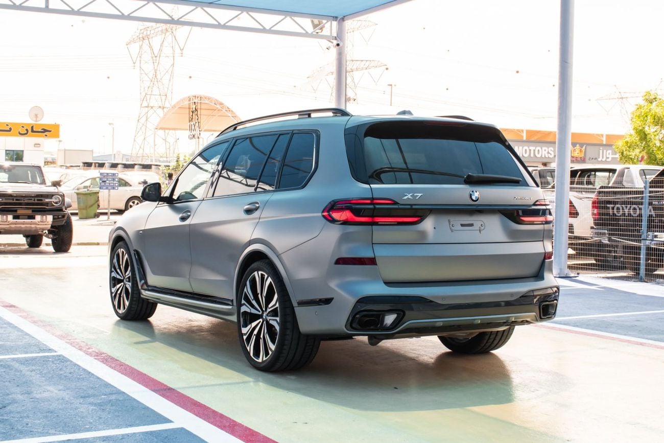 بي أم دبليو X7 The 2026 BMW X7 M40i xDrive is a full-size luxury performance SUV that blends V8 power, advanced tec