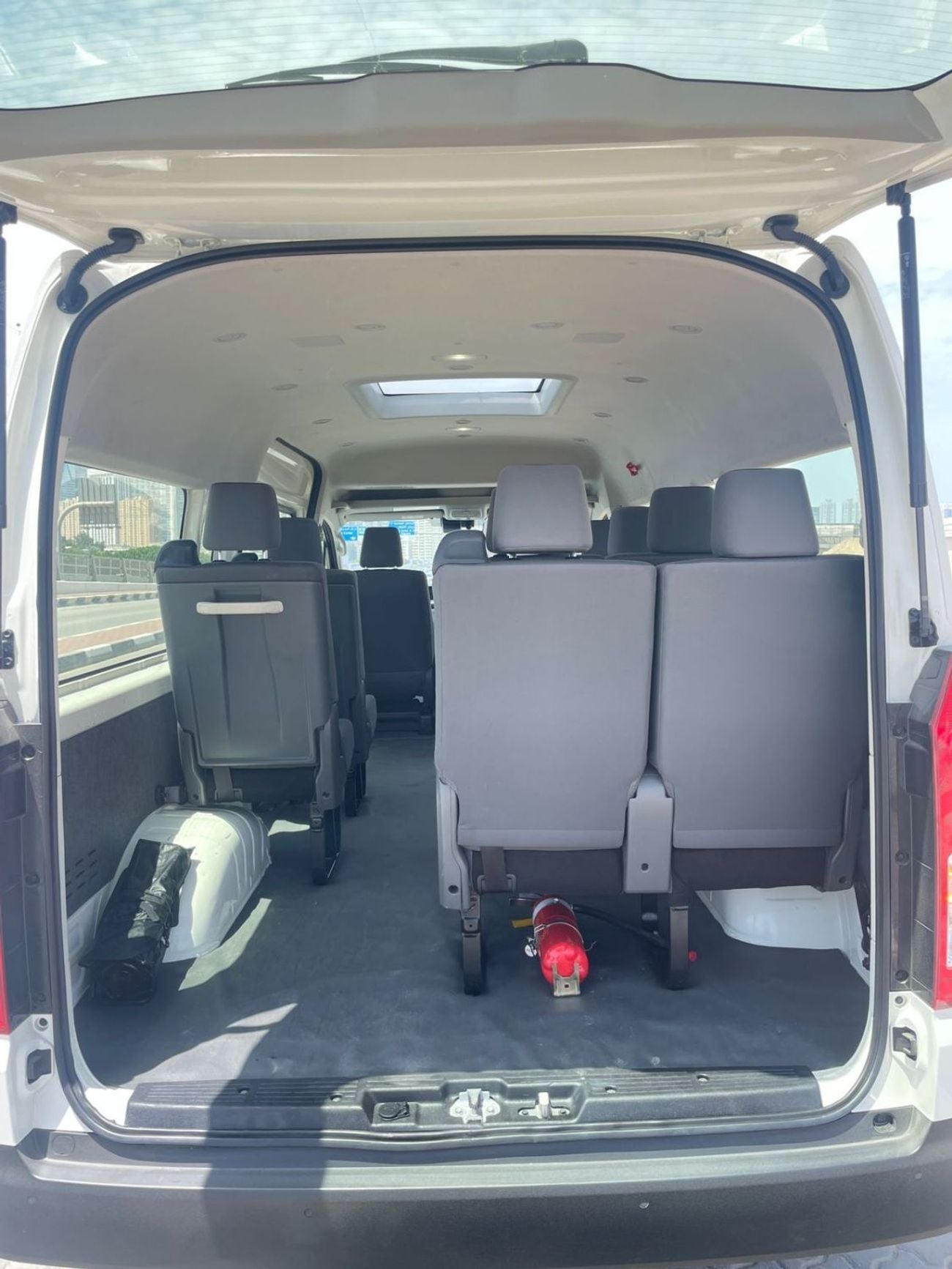 Toyota Hiace DLS HIGH ROOF TOYOTA HIACE COMMUTER ,DIESEL ENGINE 2800 CC ,10 SEATER ,RIGHT HAND DRIVE