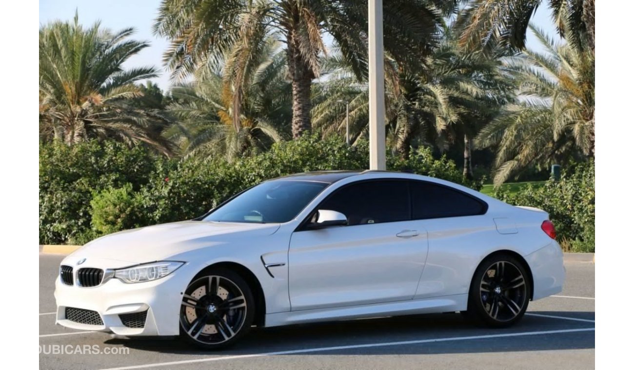 BMW M4 Competition BMW GCC 2017 M4 COUPE FULL CARBON FIBER ORIGINAL PAINT PERFECT CONDITION