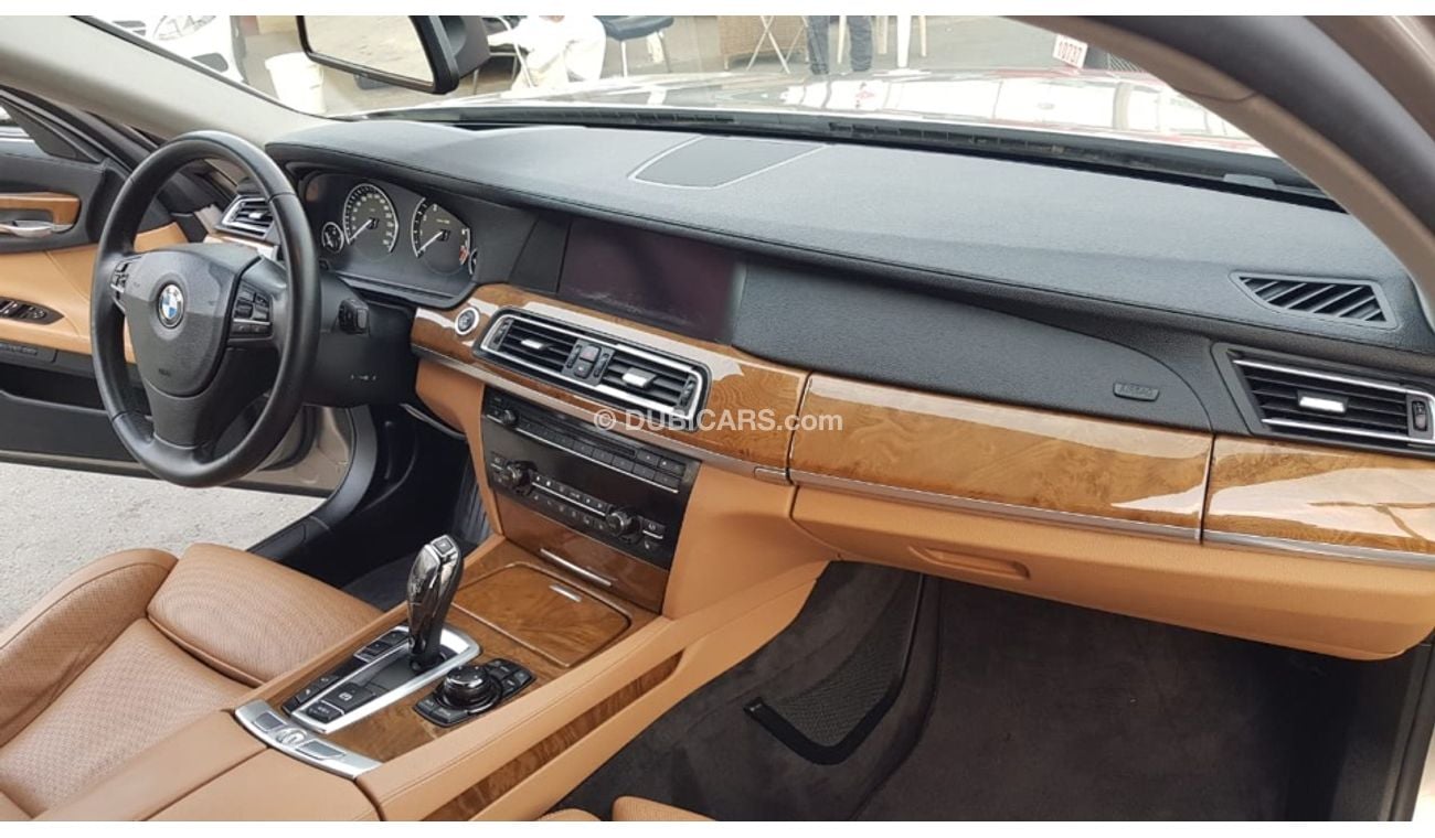 بي أم دبليو 750Li موديل 2010 واد اليابان حاله ممتازه جدا من الداخل والخارج فل مواصفات كراسي جلد ومثبت سرعه وتحكم كهربي