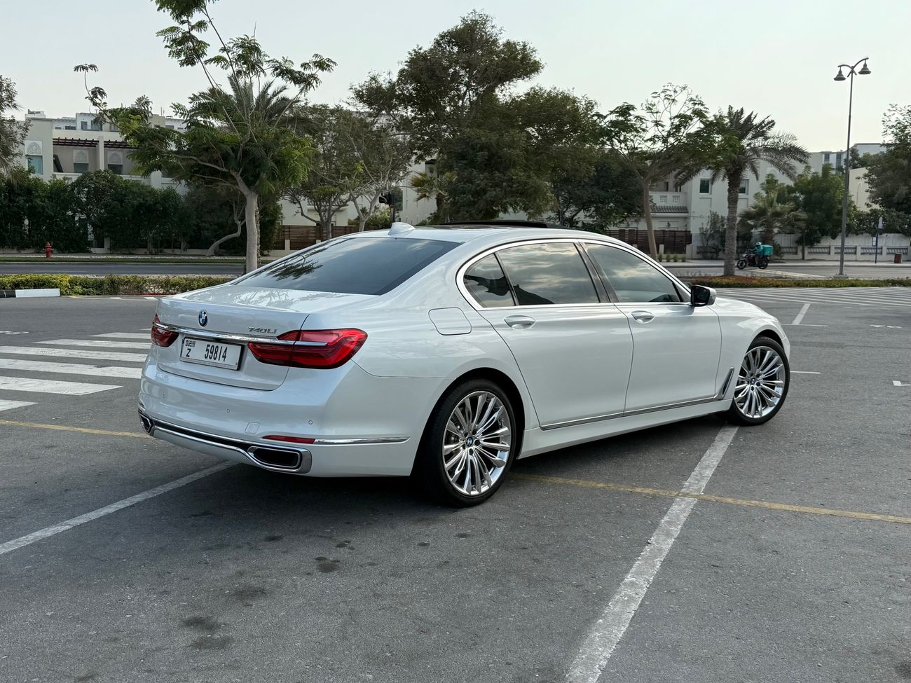 بي أم دبليو 740Li Luxury