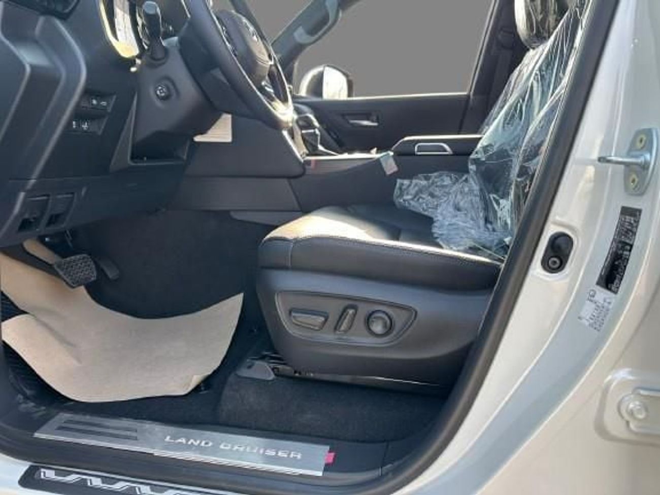 Toyota Land Cruiser VX 3.5L FULL WITH RADAR AND JBL