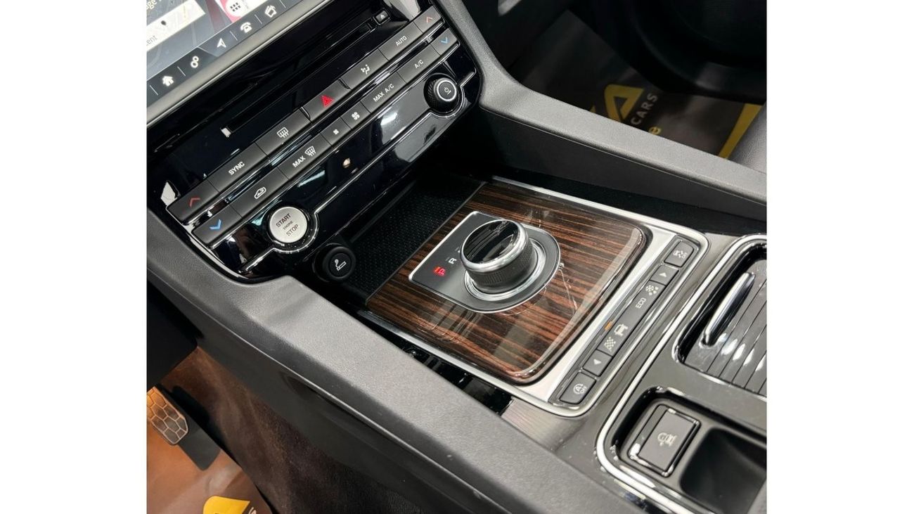 جاكوار F بيس 2018 Jaguar F-Pace Prestige 25t, Warranty, 2025 Jaguar Service Pack, Excellent Condition, GCC