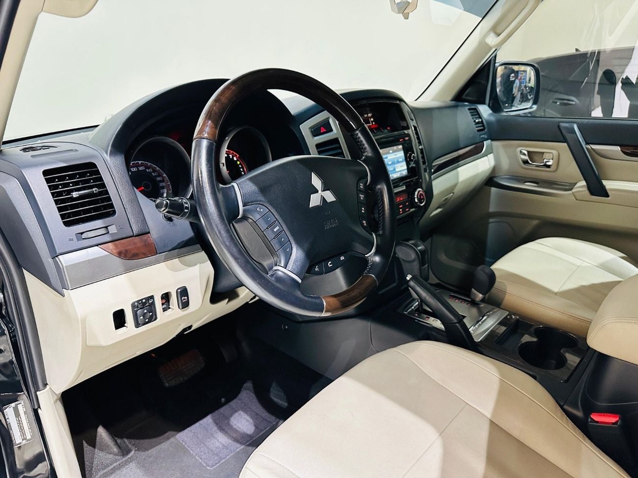 Mitsubishi Pajero GLS Mid 3.8L (243 HP)