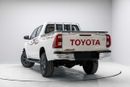 تويوتا هيلوكس Double Cab 2.7L - Manual - Super White Inside Red | Export Only