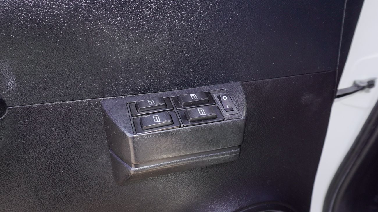 تويوتا هيلوكس GL 2.7 L With 2024 body kit