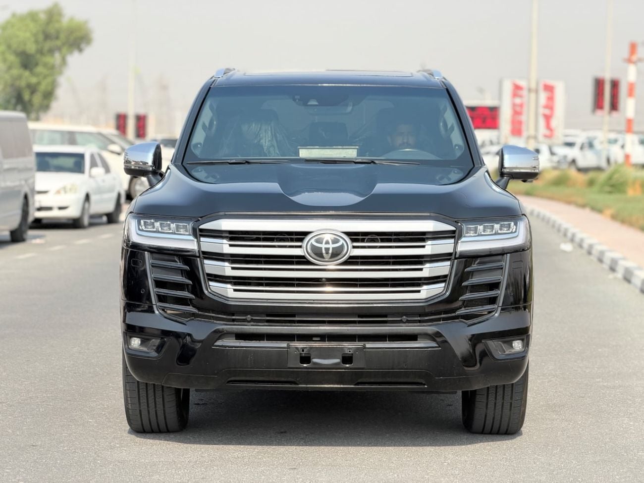 تويوتا لاند كروزر VXR تويوتا لاندكروزر LC300 SUV، محرك بنزين ثنائي التوربو سعة 3.5 لتر، 7 مقاعد، 5 أبواب، لون خارجي أسود، 