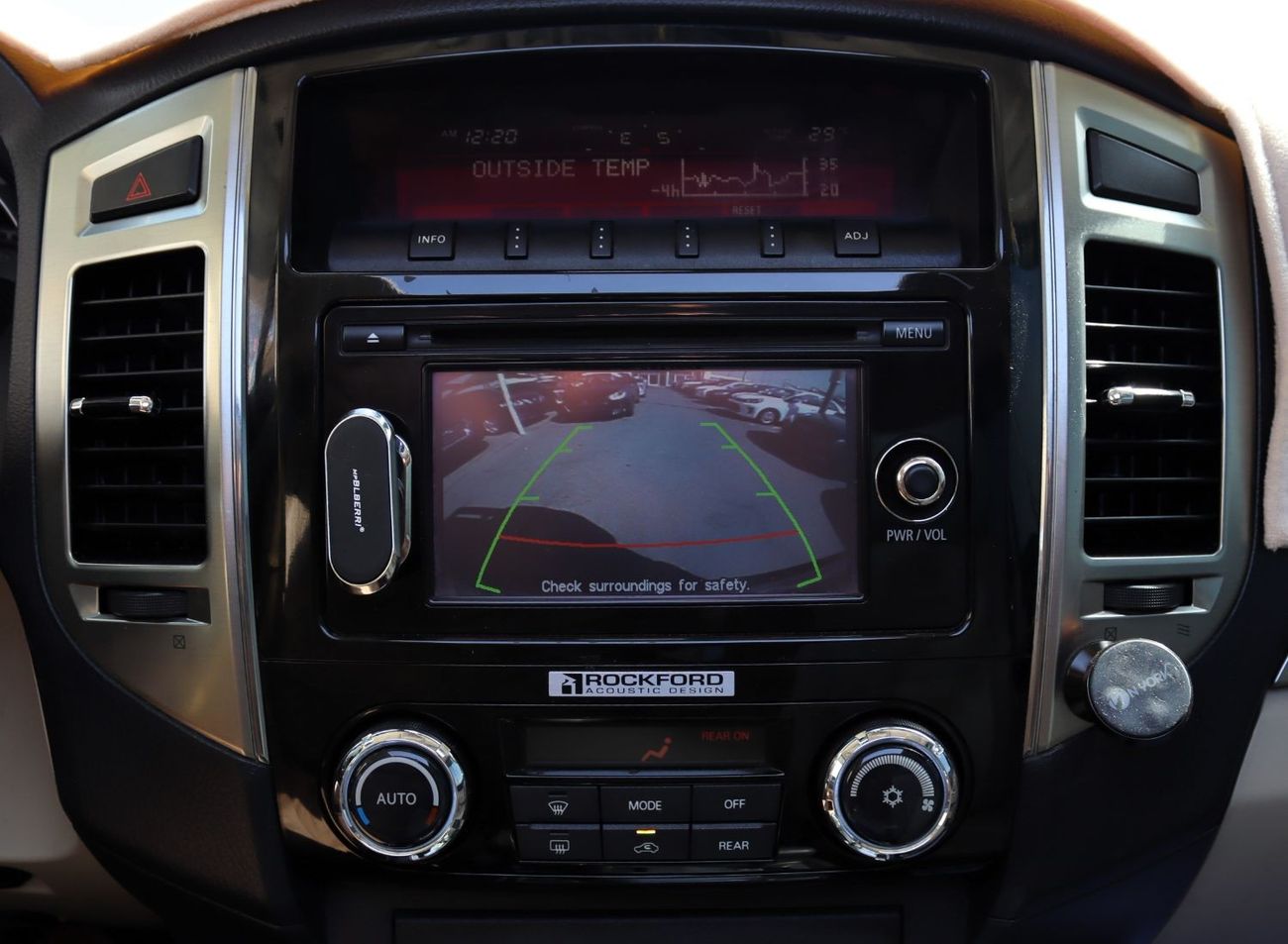 ميتسوبيشي باجيرو بلاتينوم خليجي - خاللية من الحوادث - مكينة 3800 سي سي - فل كامل - بحالة ممتازة من الداخل والخارج