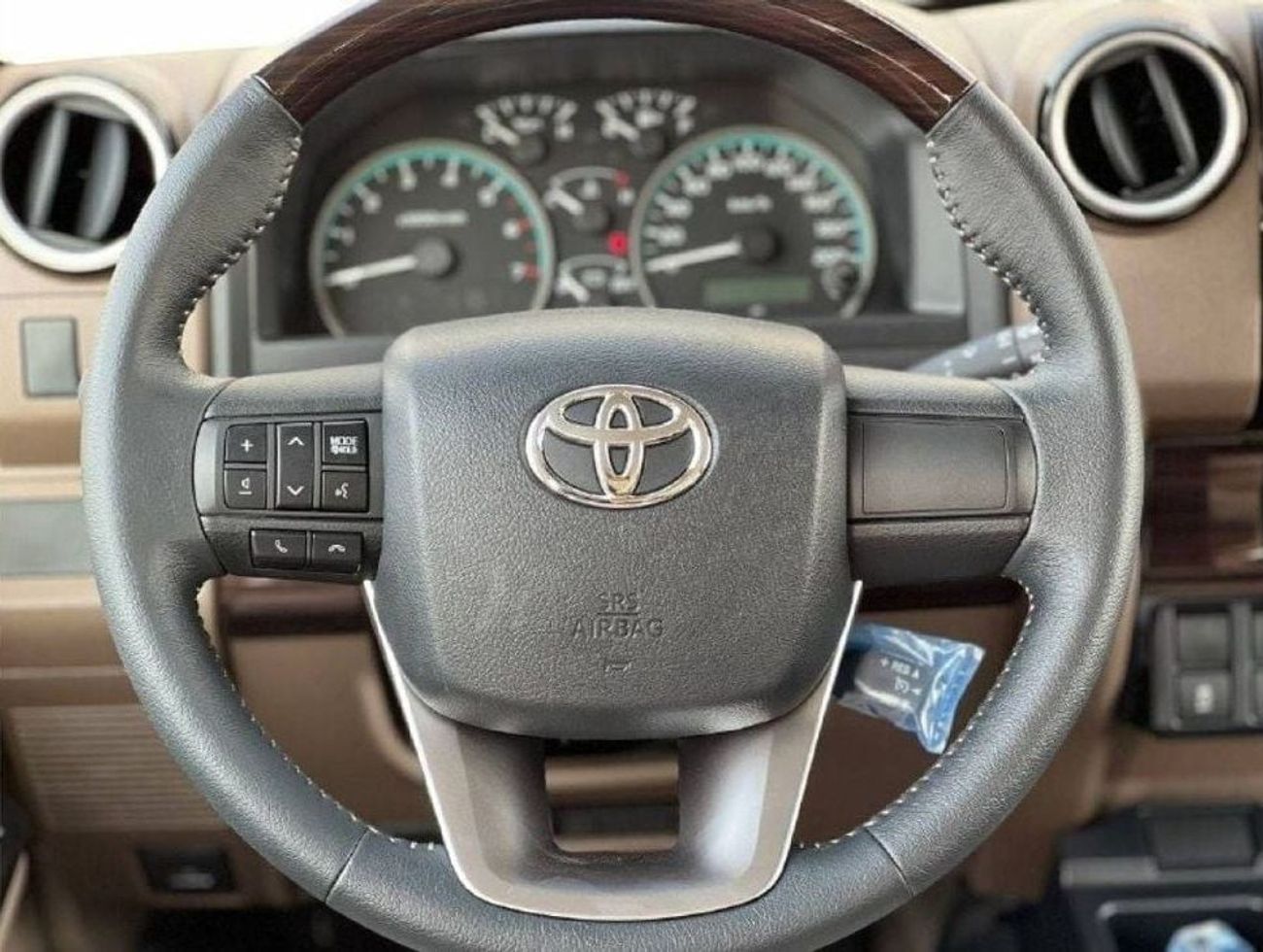 تويوتا لاند كروزر 70 LC76 4.0L PTR M/T // 2024 // HIGH OPTION WITH DVD & BACK CAMERA , POWER WINDOWS , COOL BOX // SPECIA