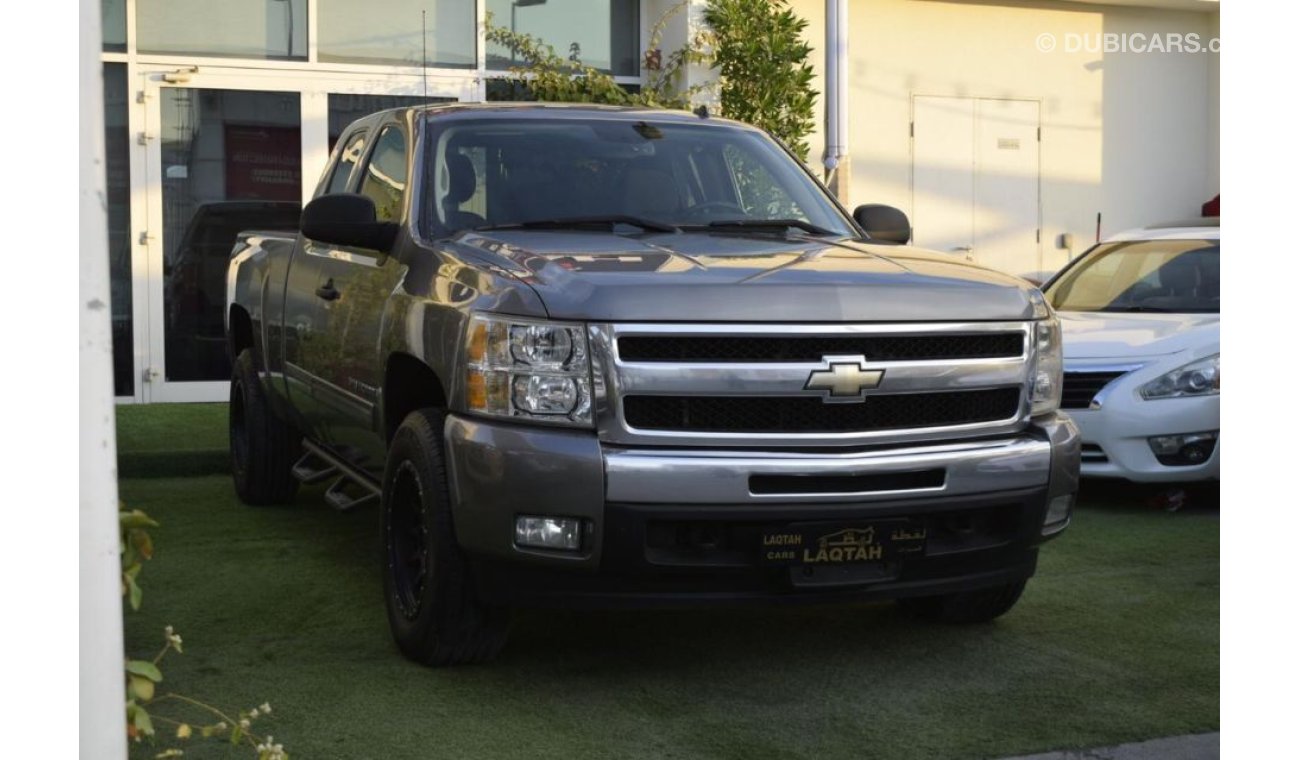 Chevrolet Silverado Pickup model 2009 imported silver color, equipped with two side halves, tyote wheels, sensors cruise