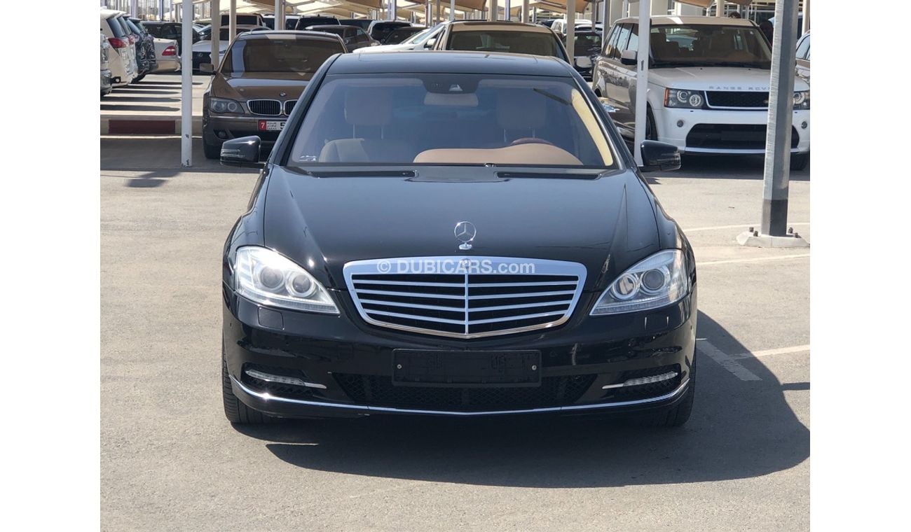 مرسيدس بنز S 550 موديل 2010 حاله ممتازه من الداخل والخارج فل مواصفات كراسي جلد ومثبت سرعه وتحكم كهربي كامل ونظام صوت