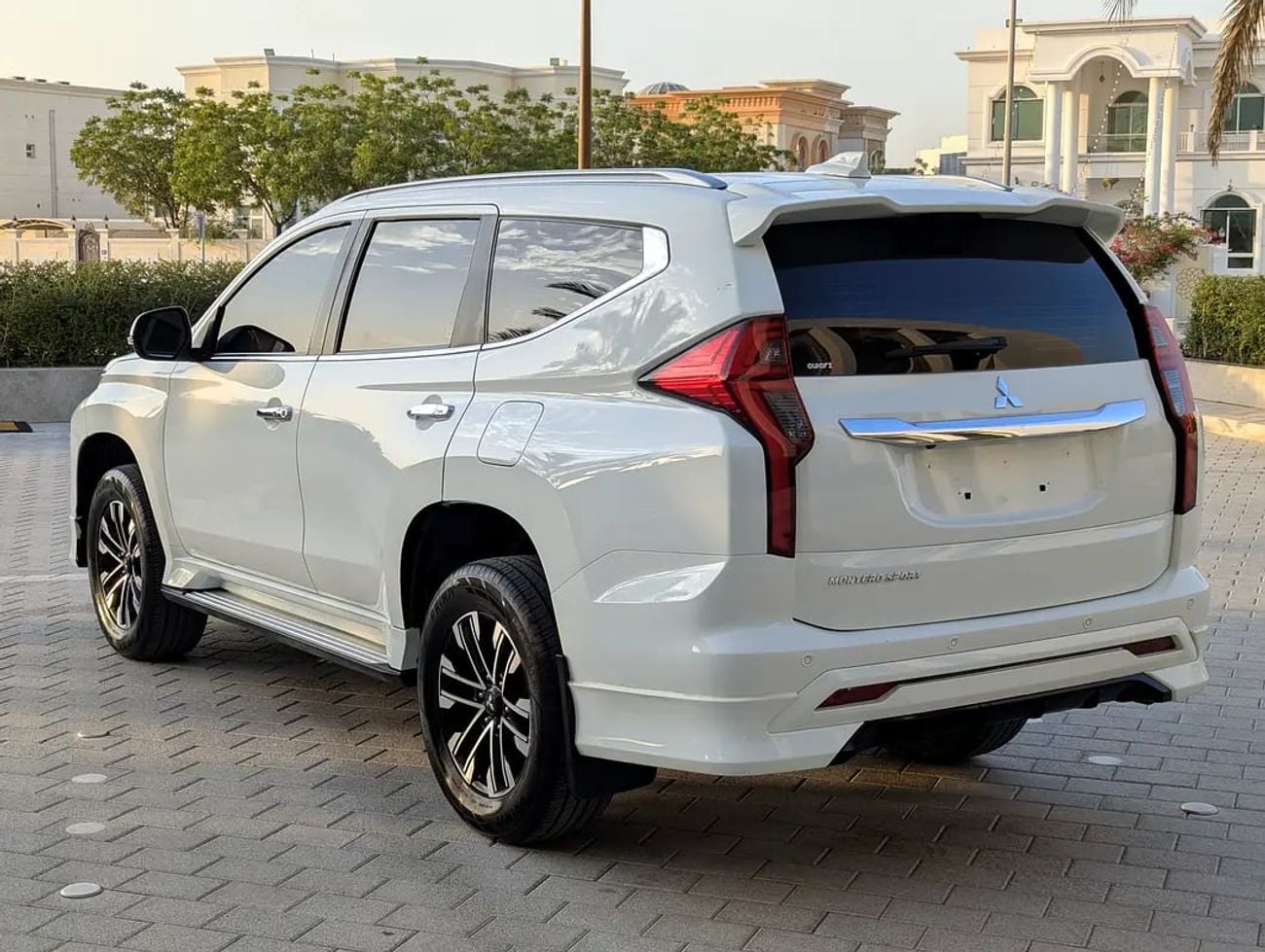 ميتسوبيشي مونتيرو سبورت GLS 4WD Top Line - GCC Specs - Like New!