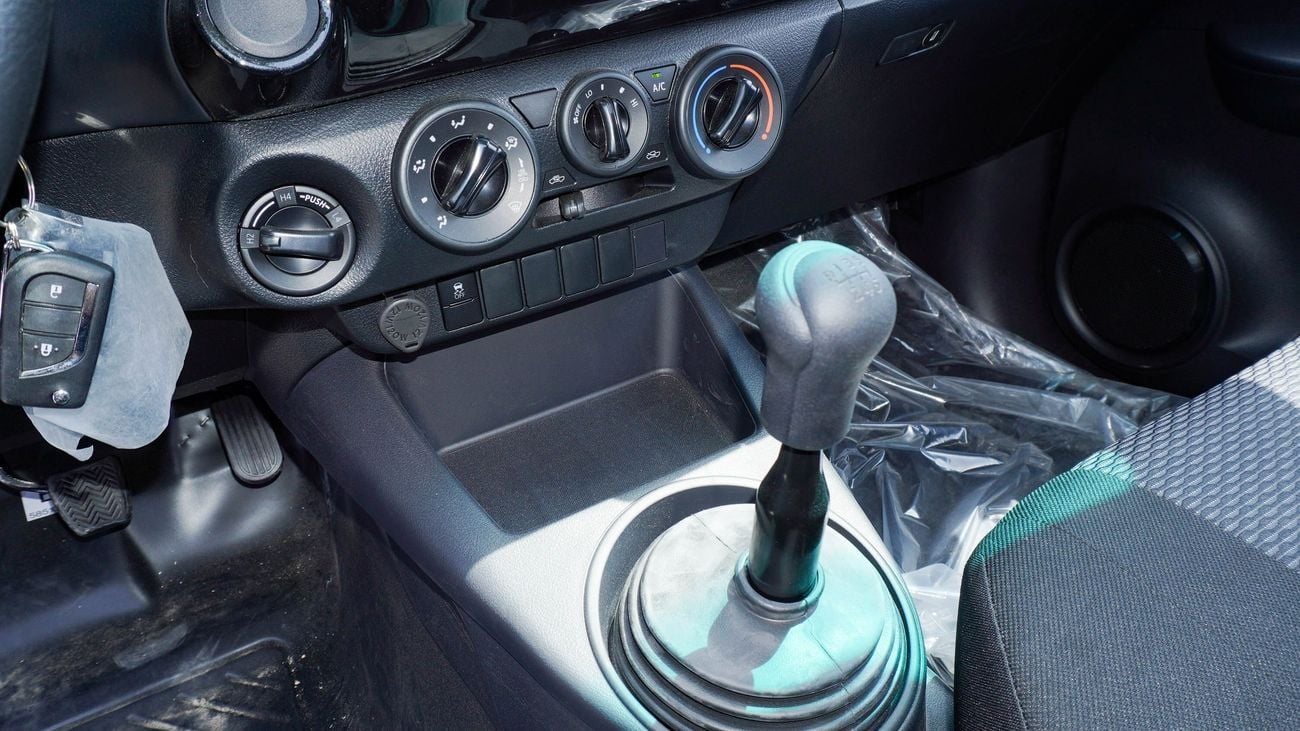 تويوتا هيلوكس GLX 2.4L DIESEL 4WD M/T