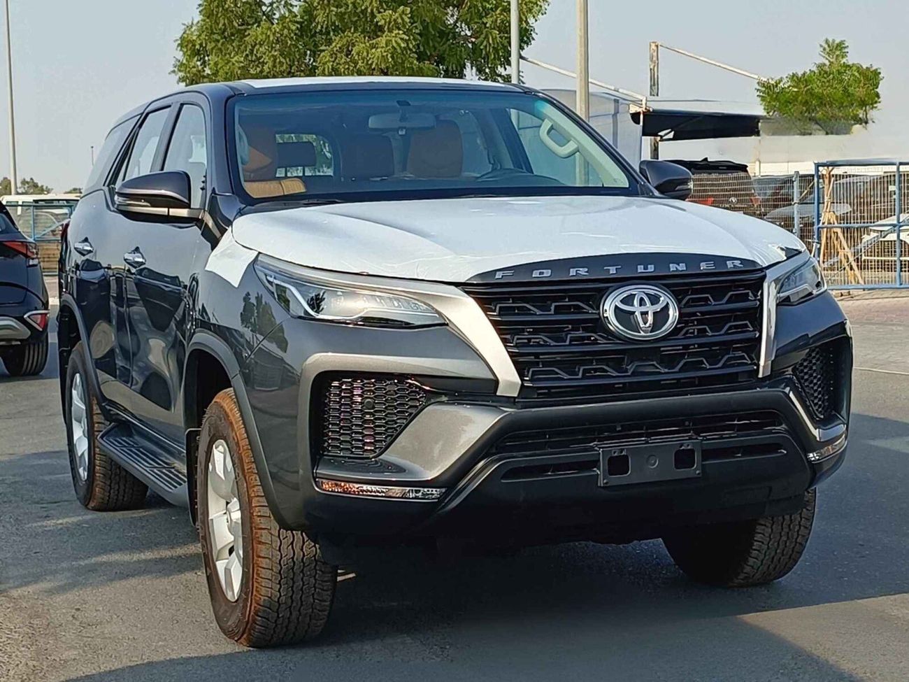 Toyota Fortuner DIESEL ,2.4L V4 / SC 8 AUDIO DISPLAY / MANUAL A.C / "17" STEEL WHEELS / 4X4 (CODE # FD24B)