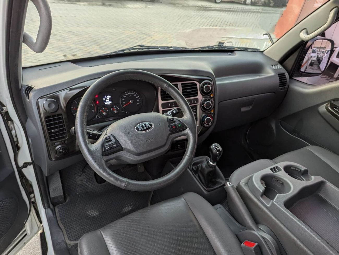 Kia Bongo Kia Bongo 2019 diesel 4 cylinder engine 2.5 Korean specs clean car without accident without paint no