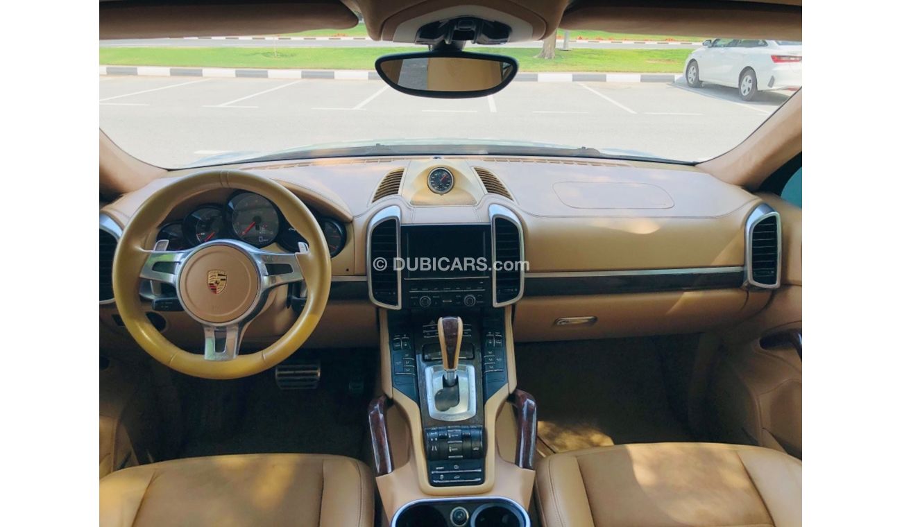 Porsche Cayenne MODEL 2013 GCC CAR PERFECT CONDITION INSIDE AND OUTSIDE
