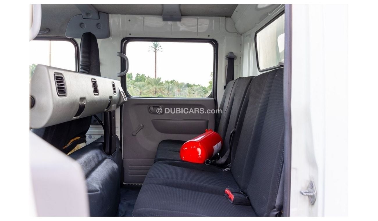 ميتسوبيشي فوسو كانتير 2017 Dual Cabin with Carrier Chiller - Tail lift DSL M/T - Low Mileage - GCC Specs