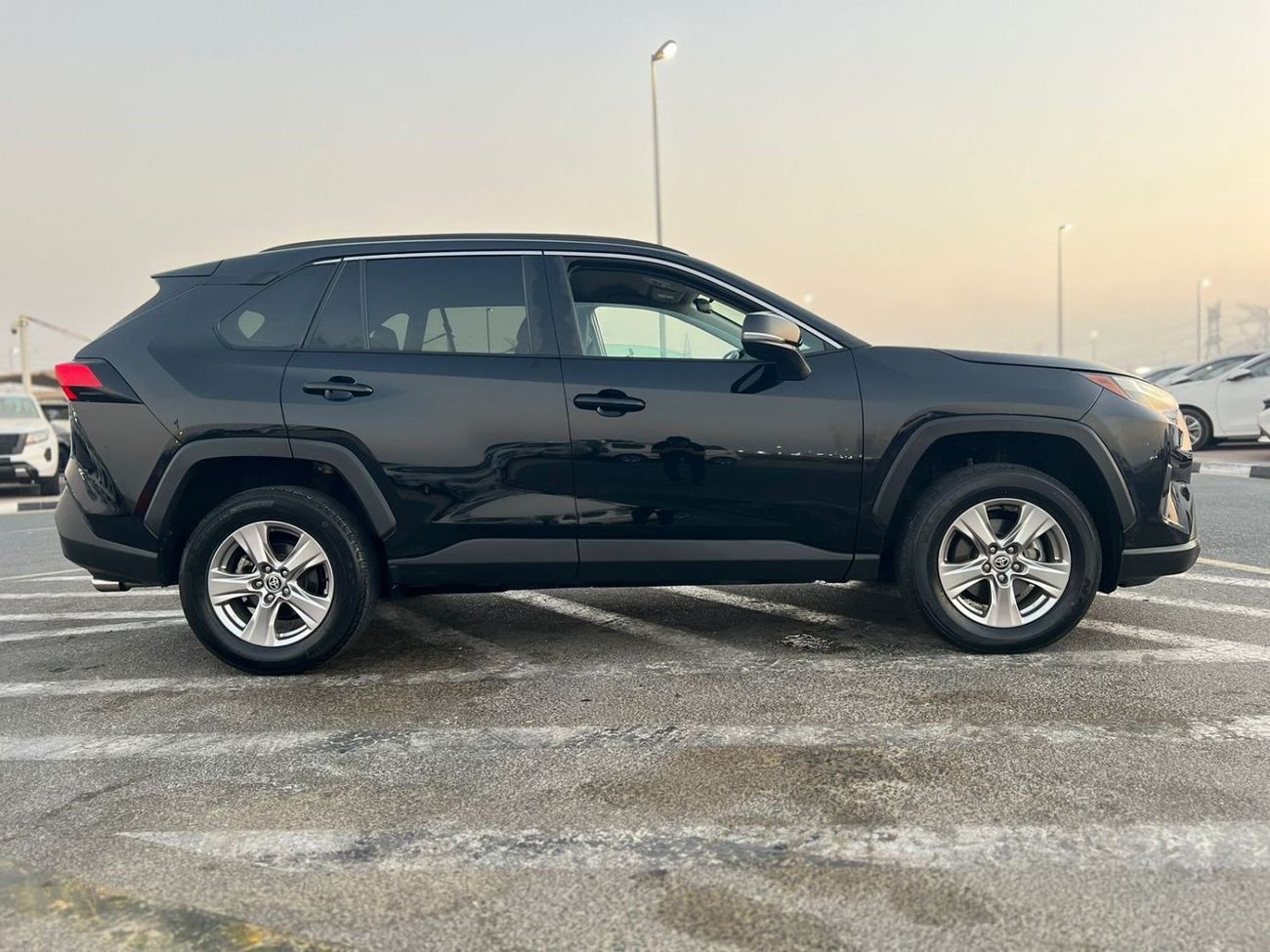 تويوتا راف ٤ 2022 TOYOTA RAV4 XLE - 4Wheel Drive 4X4 - PUSH START - ELECTRIC SEATS - VERY GOOD CONDITION