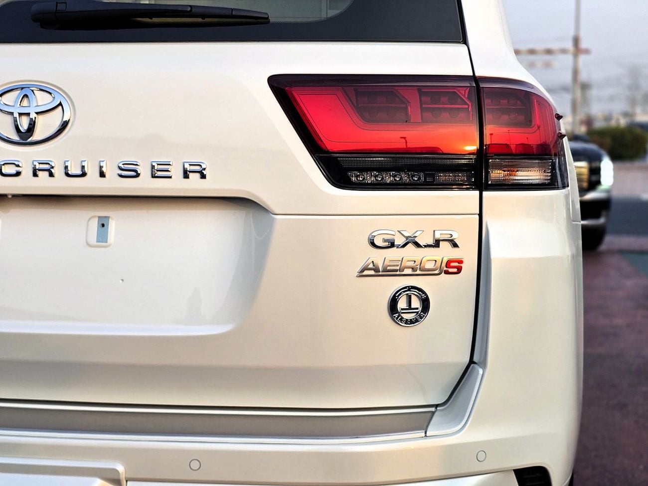 تويوتا لاند كروزر GXR Toyota Land Cruiser LC300 AERO S 4.0L A/T V6 4WD GCC White Color 2026 Model