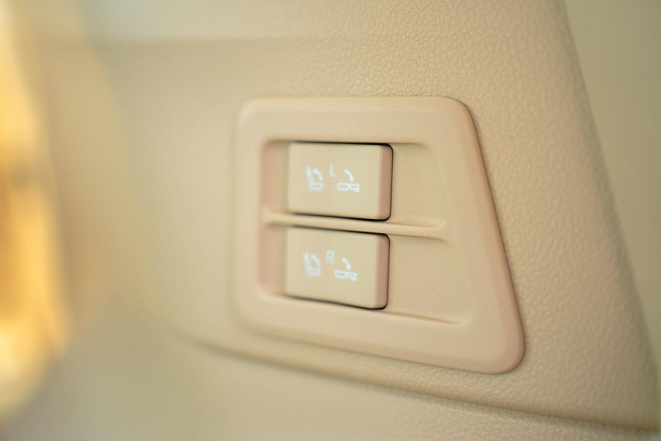 تويوتا لاند كروزر 2025 Toyota Land Cruiser VX 4.0L  V6 Petrol & Features