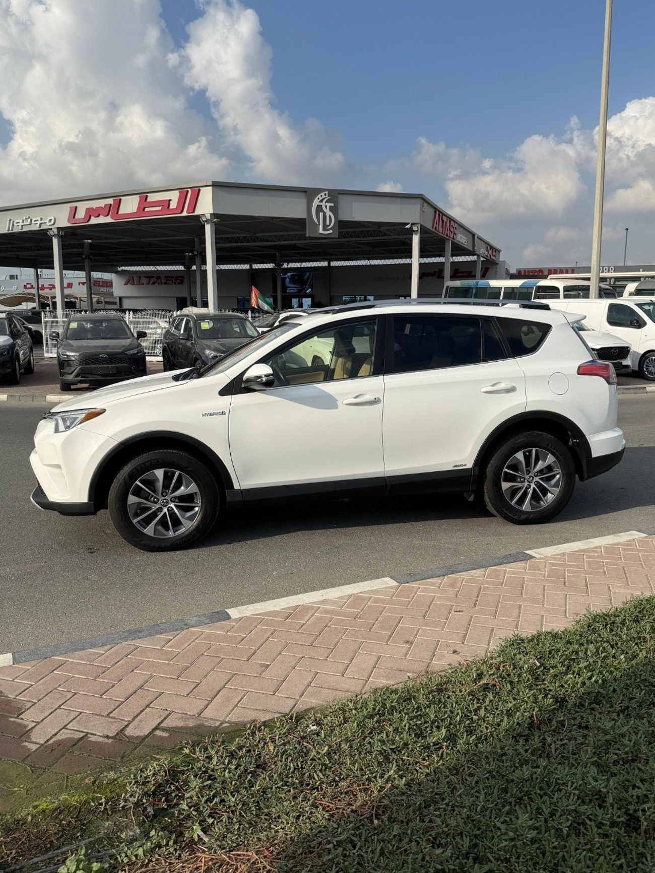 Toyota RAV4 2018 TOYOTA RAV4 XLE HYBRID