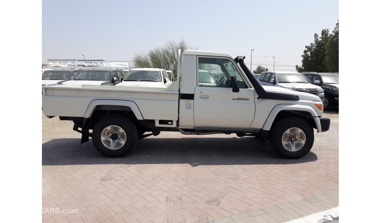 Toyota Land Cruiser Pick Up Diesel 4.2L WITH OVER FENDER AND POWER OPTIONS