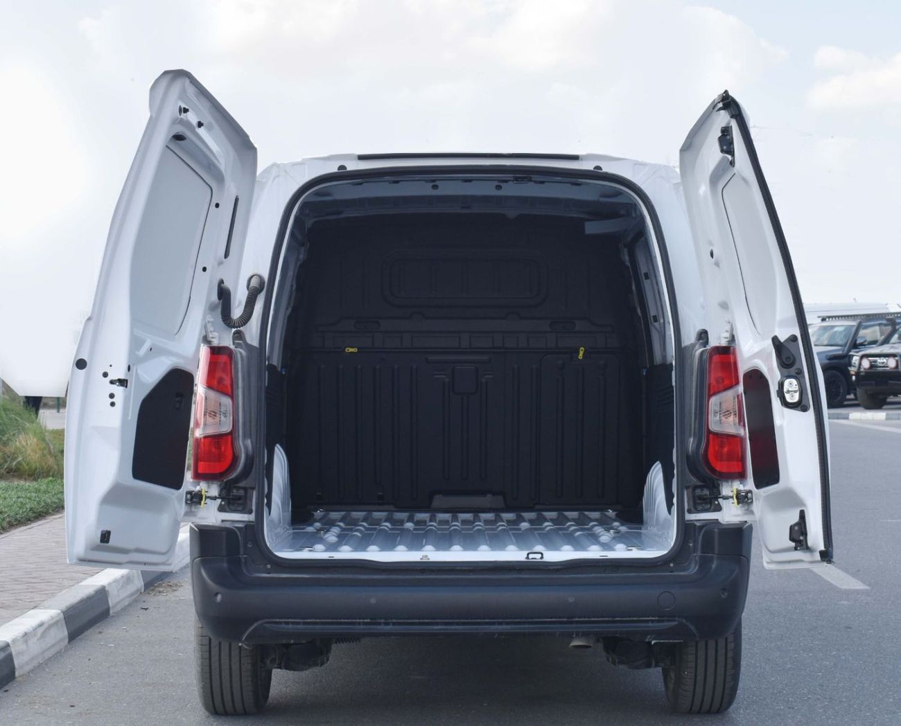 بيجو بارتنر Peugeot Partner  Van 1.6L M/T, petrol- 2025