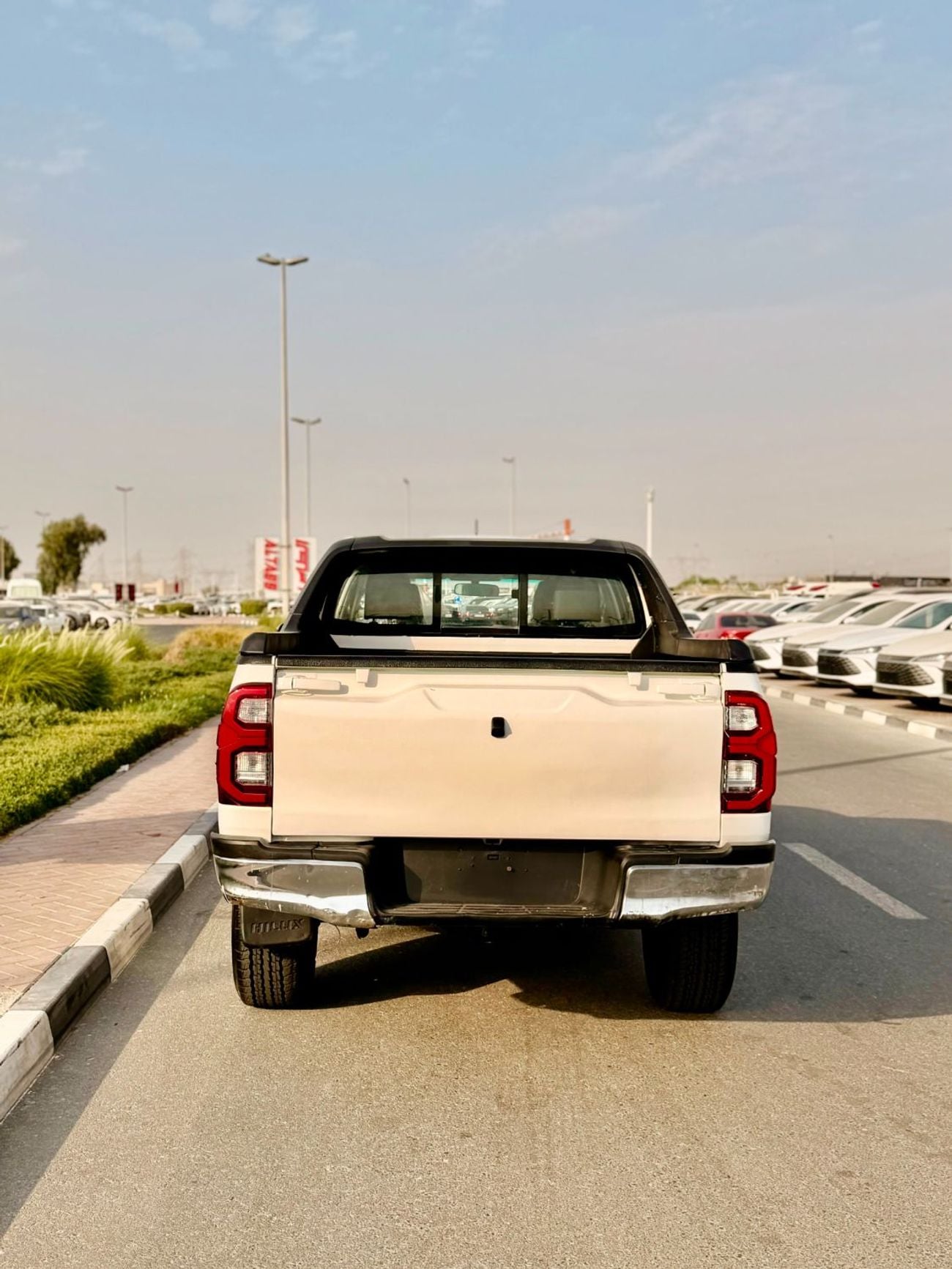 تويوتا هيلوكس 2018Model 2.8 Diesel Engine 4x4 colour white Transmission Automatic Interior.Black leather seats 5se