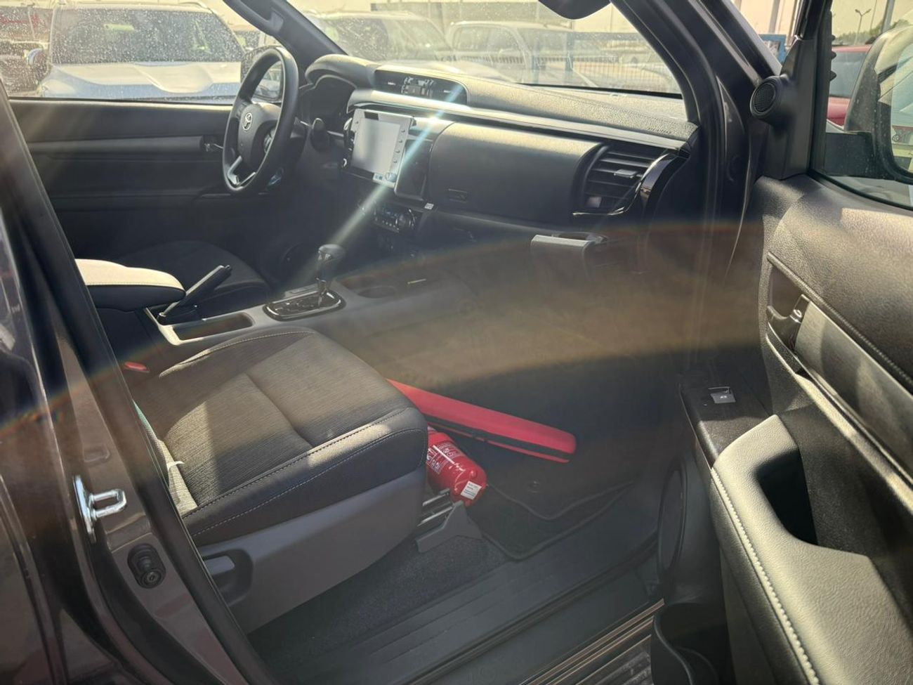 تويوتا هيلوكس with compressor, wireless charger, trunk shutter