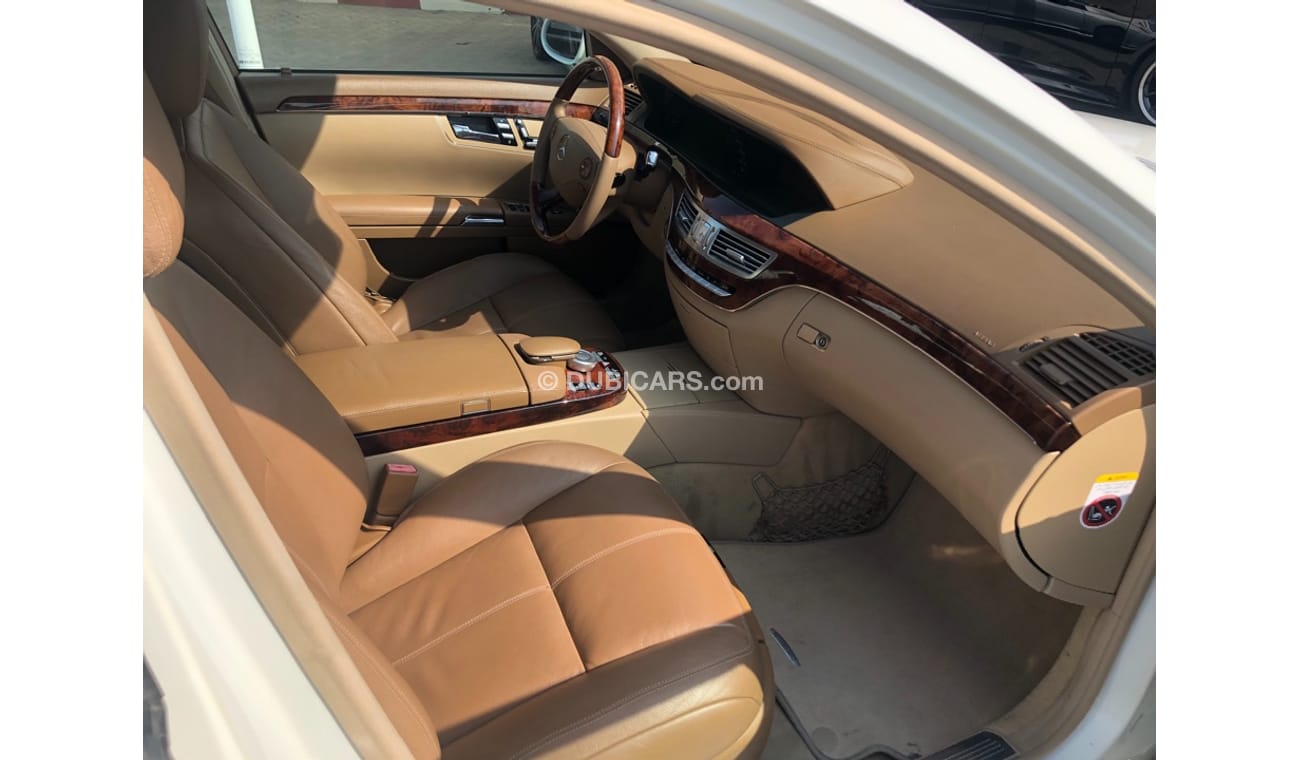 مرسيدس بنز S 350 موديل 2008 خليجي فل مواصفات بانوراما وتحكم كهربي كامل وكاميرا خلفيه ومدخل اسطوانات وبلوتوث و نفيجشن