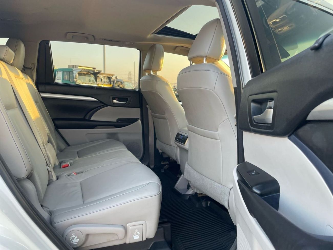 تويوتا هايلاندر 2018 Toyota Highlander XLE 3.5L V6 Full Option - 7 Seater With Radar - Leather Electric Seats - Trun