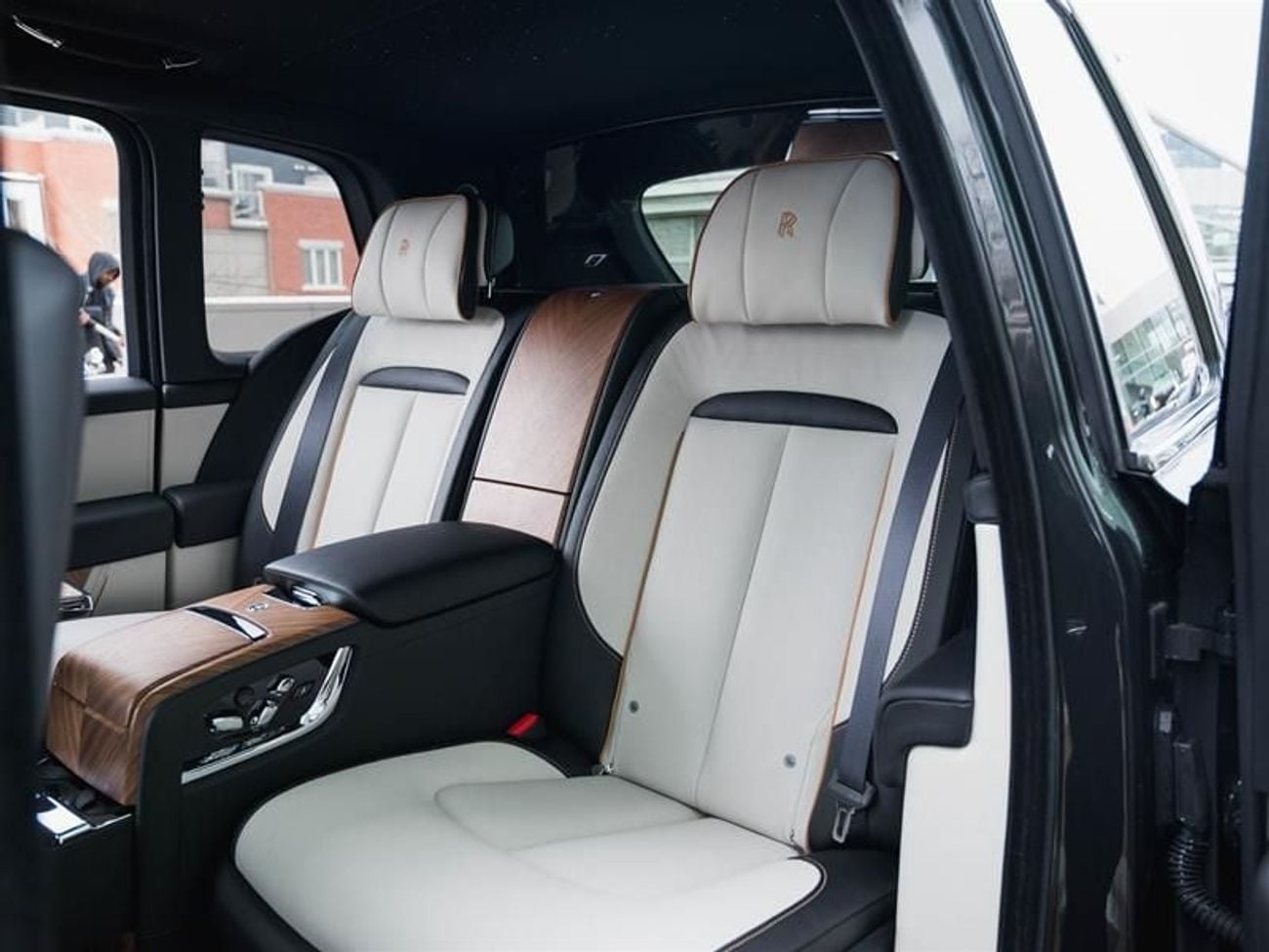 Rolls-Royce Cullinan Series II with Captain Seats