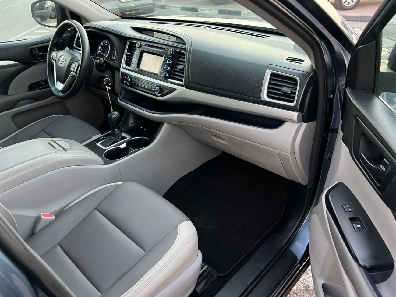 تويوتا هايلاندر 2018 Toyota Highlander Mid Option 2.7L V4 -AWD 4x4 - Rear Camera - Leather Seat