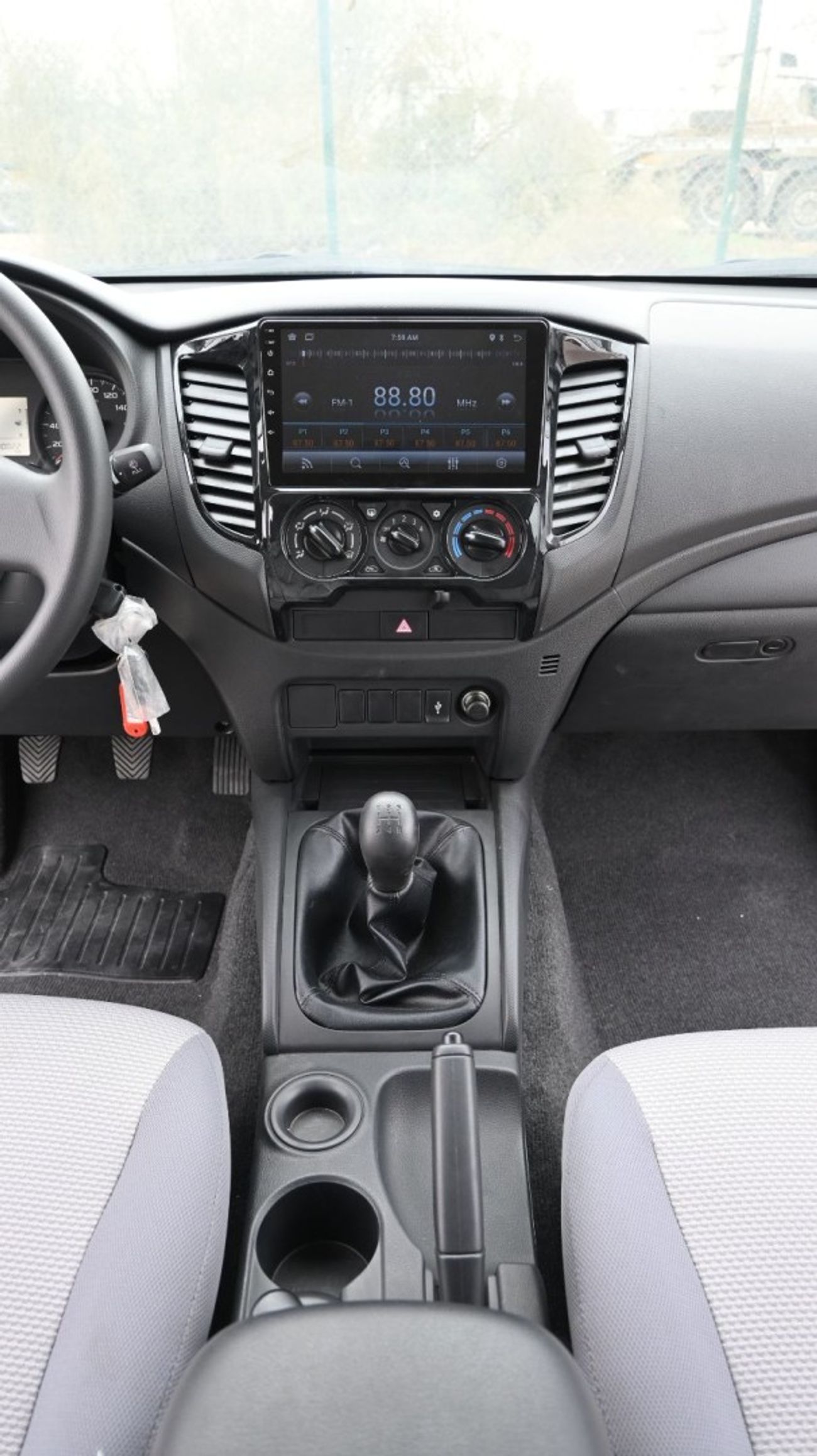 Mitsubishi L200 MITSUBISHI L-200 2.5L DIESEL DCAB 2WD GL 5/MT WHITE (with Touch Screen, Rear View Camera & Bedliner)