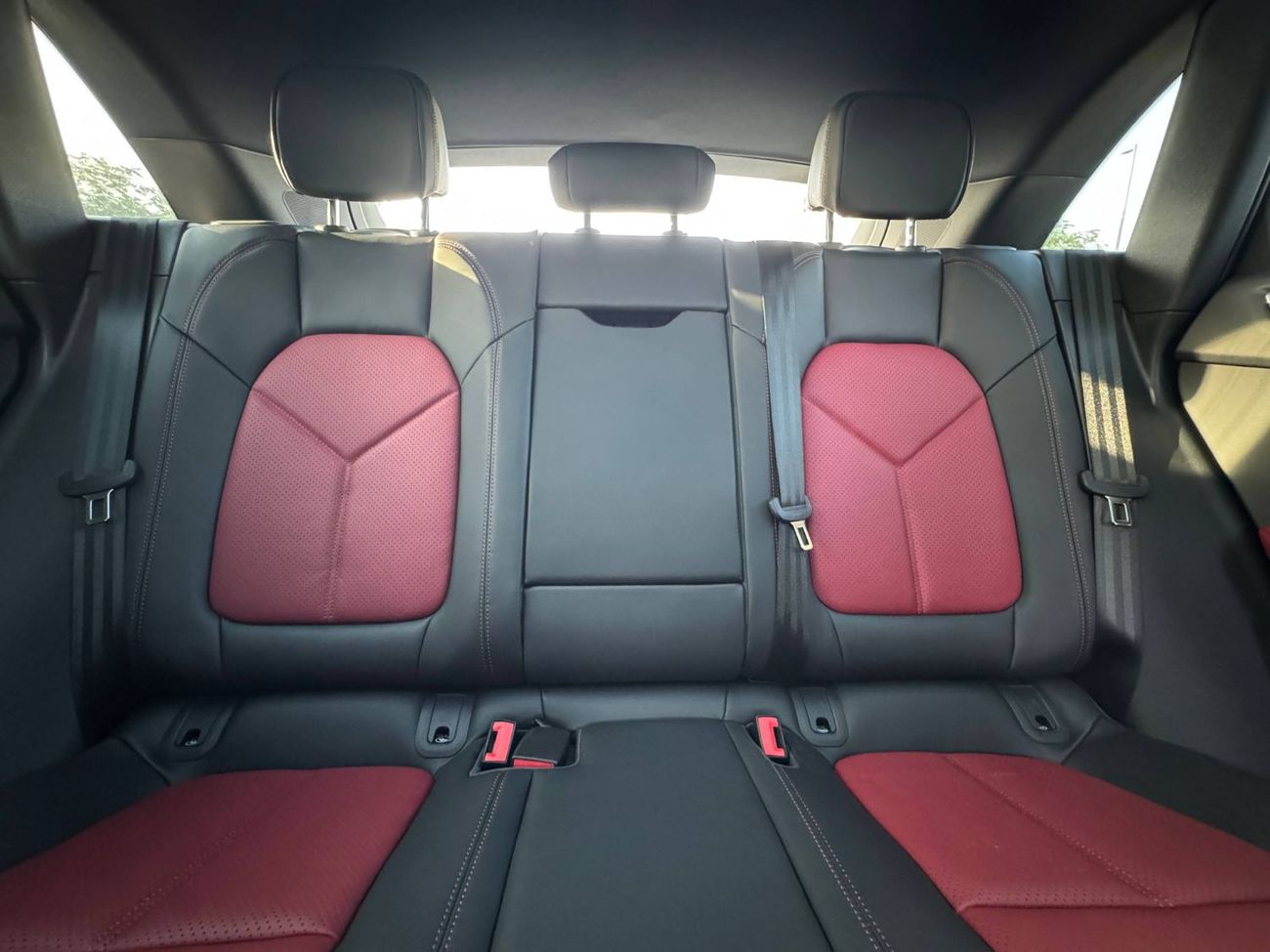 Porsche Macan Std 2.0L (252 HP) GCC SPEC UNDER WARRANTY NEAT AND CLEAN