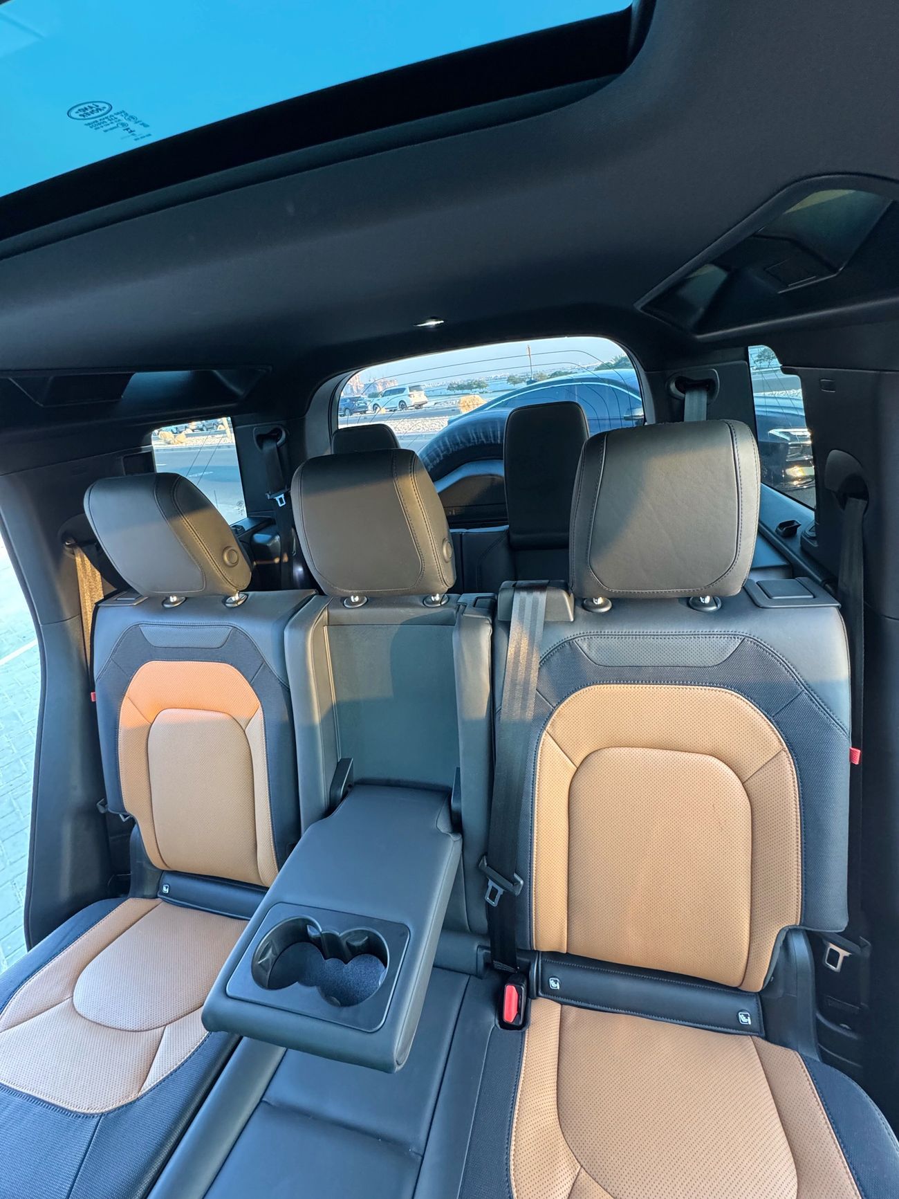 Land Rover Defender P400 110 X-Dynamic SE 3.0L (7 Seater)