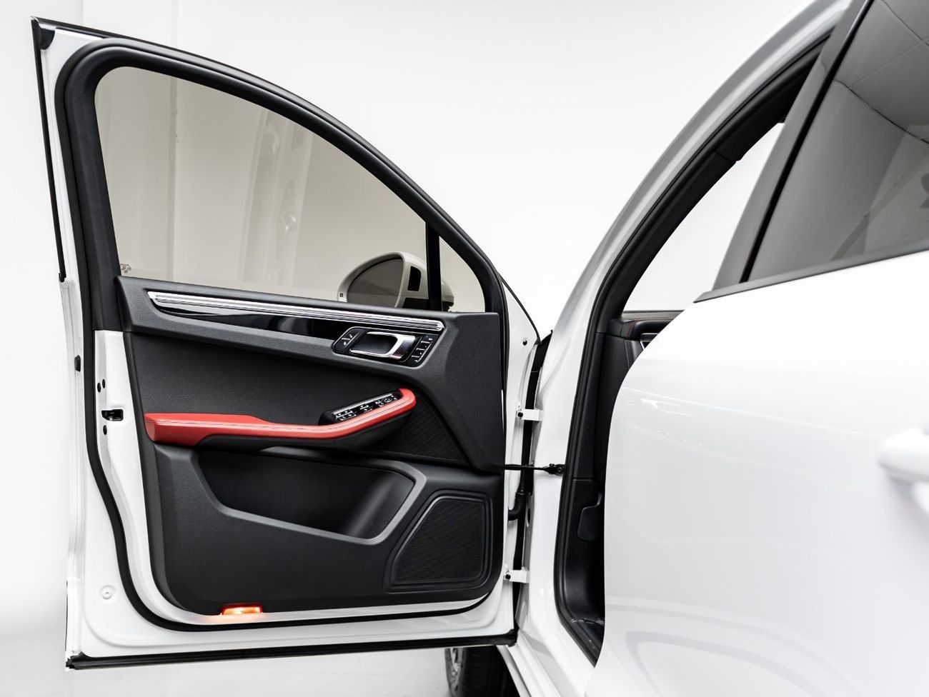 Porsche Macan Std 2.0L (260 HP) 2018 Porsche Macan, 1 Year Blackline Warranty, Full Service History, GCC