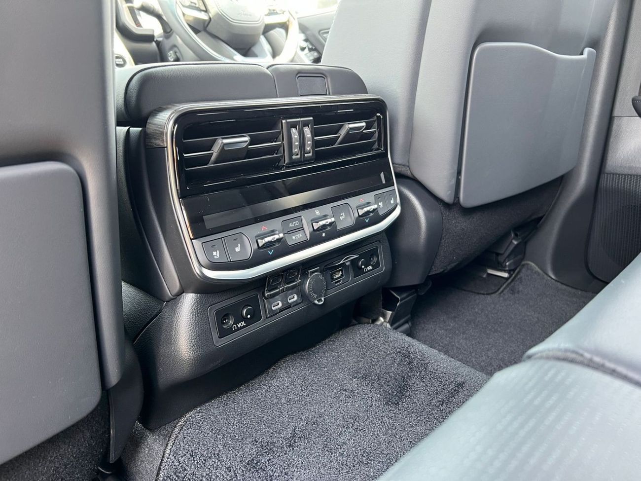 تويوتا لاند كروزر RHD LC300 Sahara Diesel 3.3L