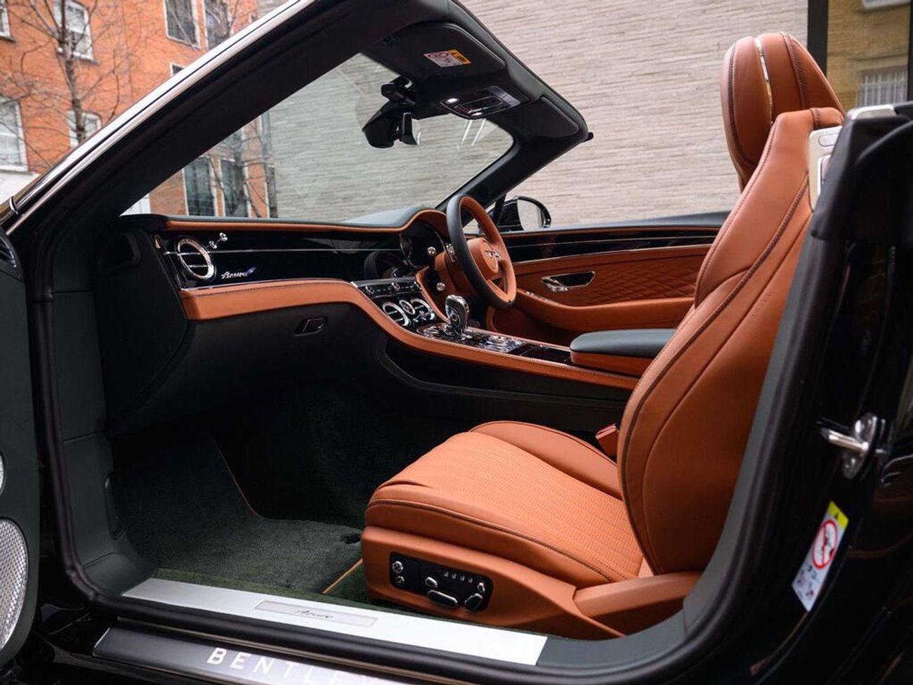 بنتلي كونتيننتال 4.0 V8 High-Performance 25.9kWh GTC Azure Auto 4WD Euro 6 (s/s) 2dr (EXPORT ONLY) Right hand drive